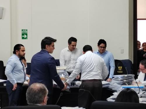 Así revisan expedientes los comisionados. (Foto: Foro Guatemala)