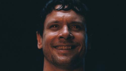 Jack O'Connell destaca como Remmick, uno de los vampiros.