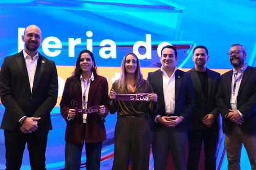 Corte de cinta para inaugurar la Expo SITÚA, con personeros de la Asociación de Desarrolladores Inmobiliarios de Guatemala. (Foto: Cortesía/Soy502)