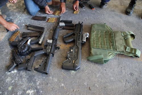 Durante la recaptura de alias "Bufón" se incautaron armas de fuego, municiones y un chaleco antibalas. (Foto: PNC)