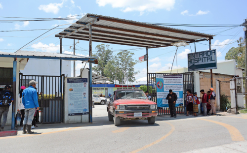 Los hechos ocurrieron mientras la mujer que neutralizó al delincuente se encontraba en consulta externa. (Foto: Maynor Merida)