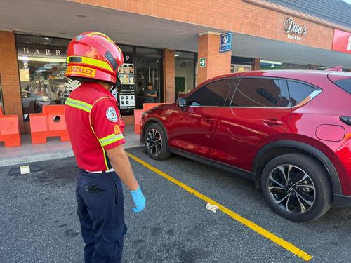 El cuerpo sin vida de la víctima se encontraba dentro de una camioneta parqueada en un comercial de zona 12. (Foto: Bomberos Municipales)