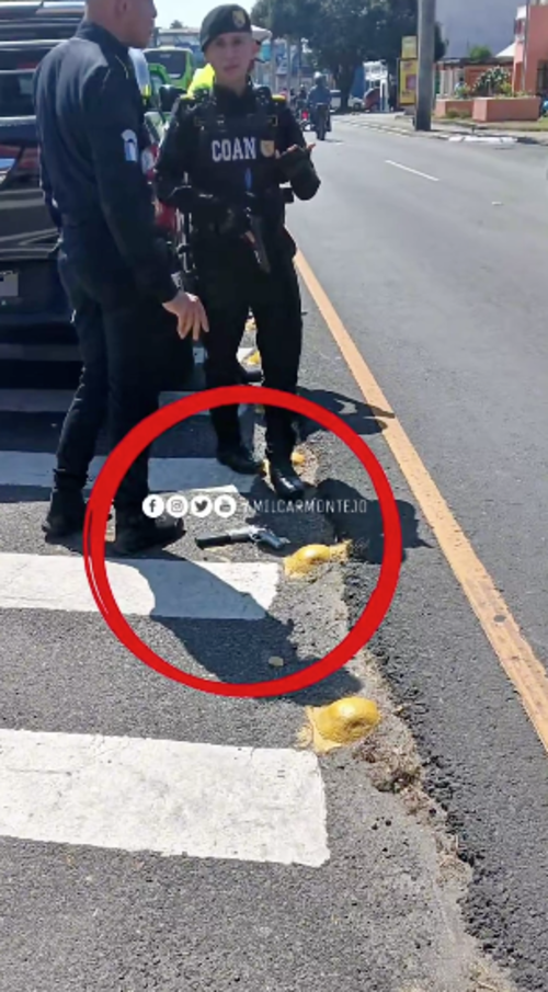 Los asaltantes dejaron tirada un arma de fuego en el pavimento. (Foto: Amilcar Montejo)