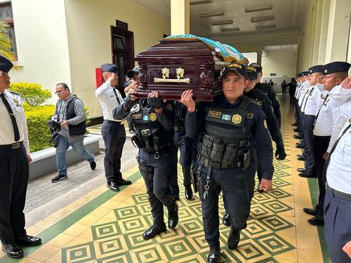 Agentes policiales honran al compañero caído. (Foto: PNC)