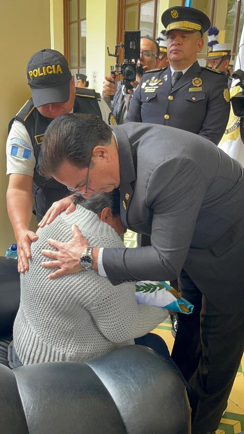 El Ministro Villeda consolando a la familia del agente caído (Foto: PNC)