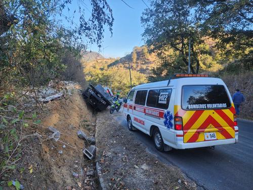 Tras el percance, el material de construcción quedó esparcido en la cinta asfáltica y a los alrededores del vehículo. (Foto: Bomberos Voluntarios)