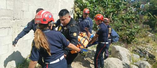 Bomberos Municipales Departamentales realizan labores de rescate de dos personas que cayeron al derrumbarse una casa. (Foto: Edwards Morales/Colaborador)