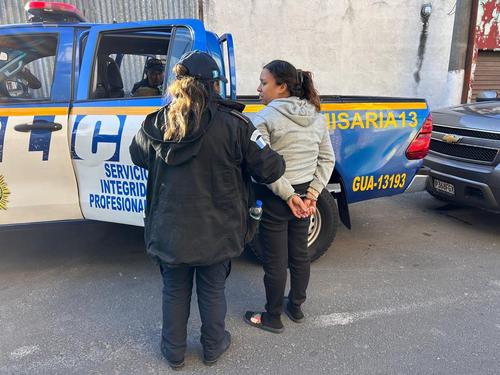 Dos mujeres; una originaria de México, fueron capturadas tras el cateo en el barrio El Gallito. (Foto: PNC)