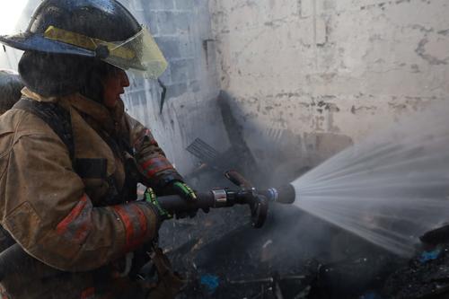 Con agua a presión lograron los socorristas sofocar el fuego. (Foto: Bomberos Voluntarios)