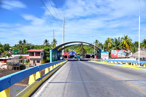 Por este puente pasan cientos de vehículos que van a las distintas aldeas. (Foto: Henry López/Colaborador)