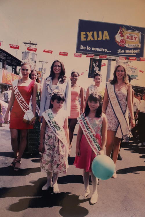 A principios de los 2000, reinas centroamericanas fueron invitadas a participar en el desfile. (Foto: Archivo)