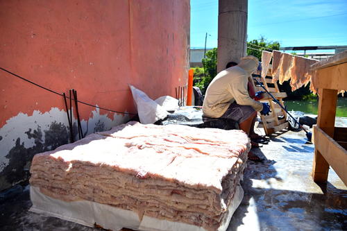 El pescado recién salado se guarda 24 horas y luego se lava y se vuelve a salar. (Foto: Henry López/Colaborador)