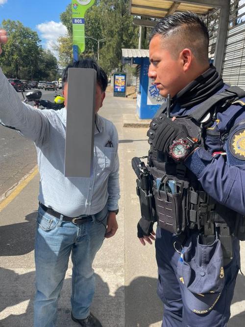 El pasajero que fue víctima de los asaltantes le explica lo sucedido a un agente policial. (Foto: Amílcar Montejo)