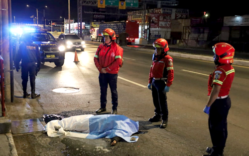 El cuerpo de la víctima quedó a un costado de la carretera. (Foto: Jose Sntizo/CBM)