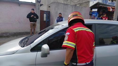 En la imagen se puede observar que hay un disparo en una de las ventanas del vehículo. (Foto: CBM)