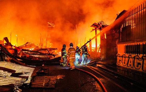 La voracidad del fuego consumió viviendas y vehículos que estaban estacionados en la zona. (Foto: Secretaría de Prensa de la Presidencia de El Salvador)