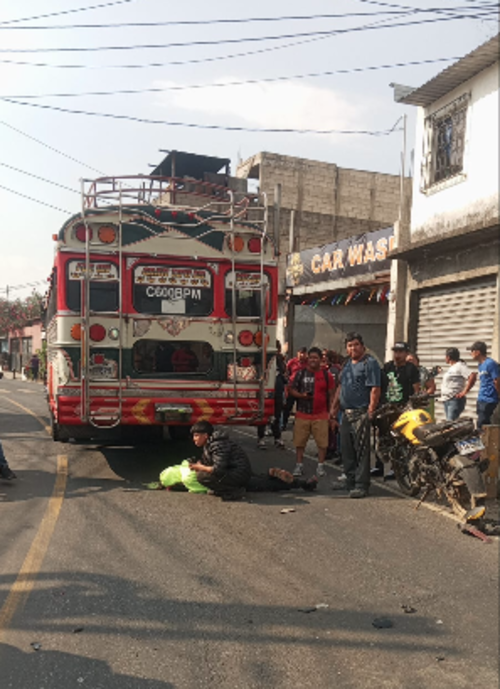 Un conductor de una motocicleta iba ebrio, sin casco y a alta velocidad, por lo que terminó impactando en un bus extraurbano. (Foto: PMT de San Miguel Petapa)
