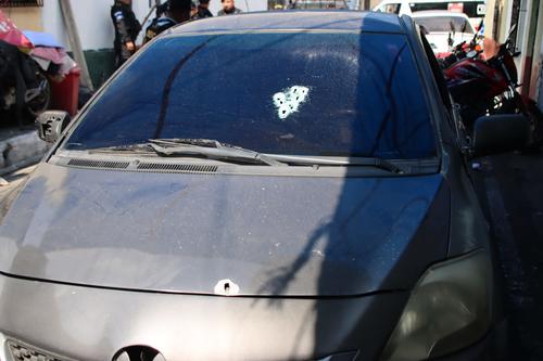 Un vehículo resultó con perforaciones de bala durante el enfrentamiento armado entre presuntos terroristas y policías. (Foto: PNC)