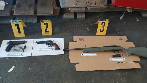 Las armas de fuego fueron localizadas por las autoridades tras un operativo antinarcótico. (Foto: PNC)