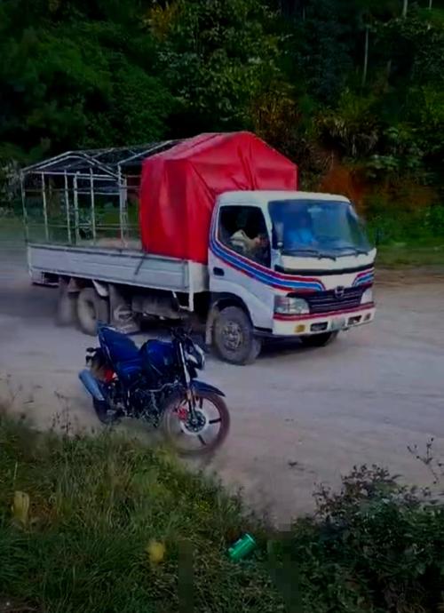 El camión fue alcanzado por los comunitarios del sector. (Foto: Irma Tzi / colaboradora)