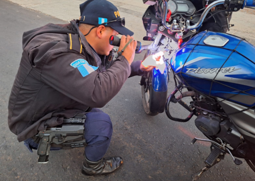Agentes inspeccionan vehículos en la calzada Roosevelt durante el inicio del plan. (Foto: PNC)