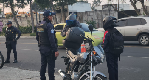 Agentes de la PNC realizan operativos en la zona 7 como parte del Plan Centinela. (Foto: Jorge Senté/Colaborador)
