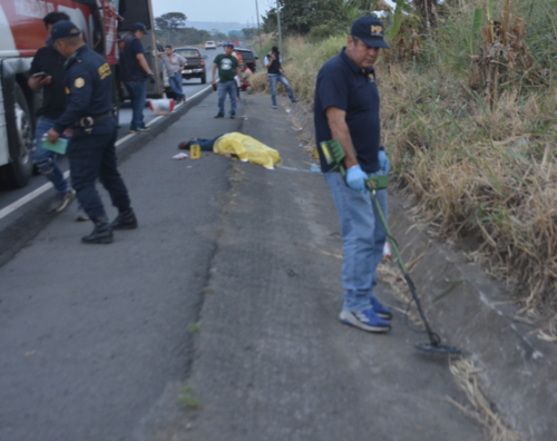 Un técnico del Ministerio Público buscaba detectar casquillos en la escena. (Foto: Manuel Peralta/Colaborador)