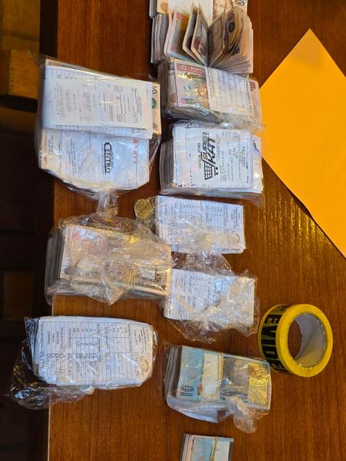 Dinero localizado durante allanamientos en San Pedro Soloma, Huehuetenango. (Foto: MP)