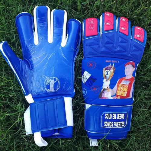 Los guantes conmemorativos de Danny Ortiz fueron utilizados por porteros profesionales y aficionados. (Foto: Byron de la Cruz)