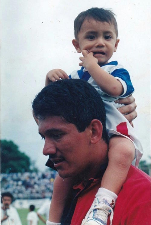 Danny Ortiz carga a su pequeño hijo cuando militaba con Municipal. (Foto: Byron de la Cruz)