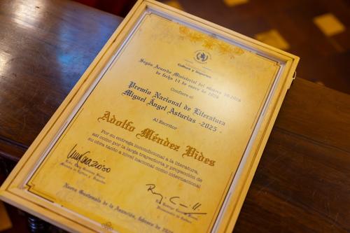 Se le otorgó un diploma por su logro artístico. (Foto: Cortesía MCD)