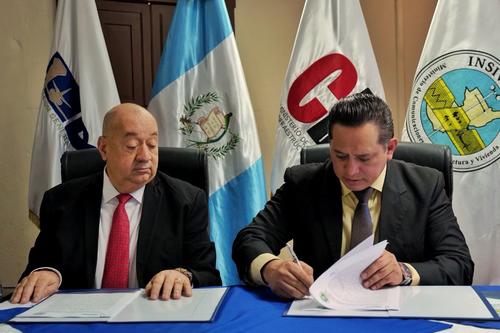 El Capitán Tomás Aldecoa, director de Aeronáutica Civil y el Ing. Edwin Rojas, director de Insivumeh, durante la firma del convenio. (Foto: Insivumeh)