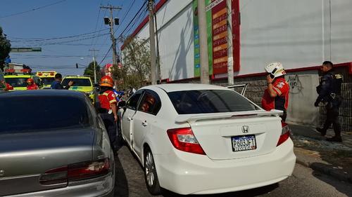 La víctima presuntamente se transportaba en un automóvil cuando fue atacada. (Foto: Bomberos Municipales)