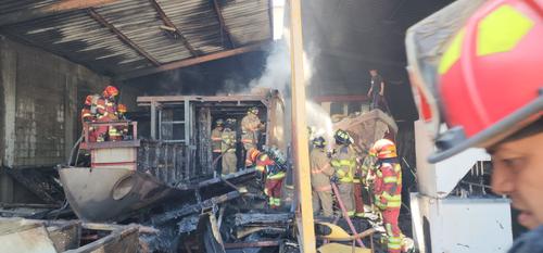Bomberos Voluntarios y Municipales se presentaron al lugar para sofocar las llamas (Fotos: CVB)