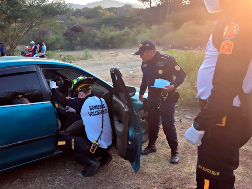 El vehículo donde abandonaron el cuerpo del agente fue abandonado en un terreno privado. (Foto: Cortesía)
