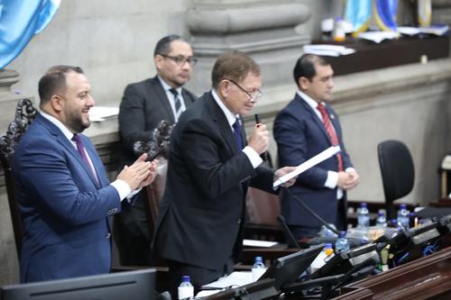 El presidente del Congreso, Luis Contreras, juramenta a Claudia Paredes como presidenta de Postuladora del MP. (Foto: Congreso Guatemala)