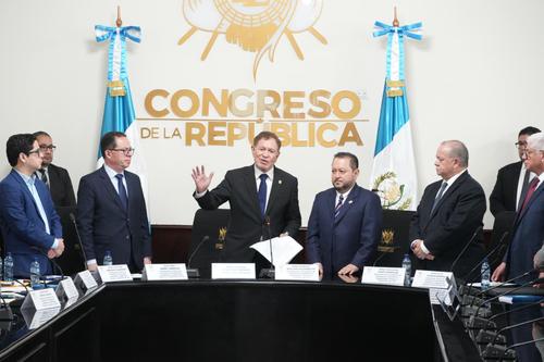 El presidente del Congreso, Luis Contreras, acude a la Comisión de Postulación de magistrados al TSE para recibir la nómina de 20 canditados. (Foto: Wilder López/Soy502)