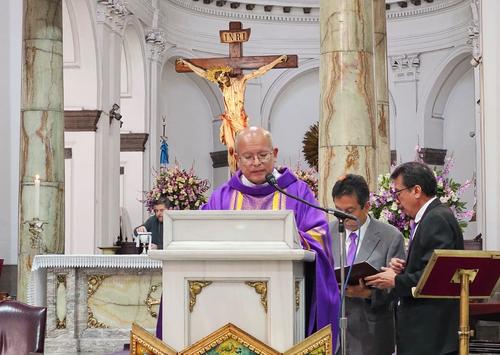 El sacerdote José Luis Colmenares presidió la primera misa en la Catedral Metropolitana. (Foto: Estuardo Paredes)
