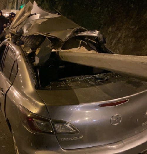 El automóvil atravesó aproximadamente 10 metros de la valla de contención. (Foto: PMT)