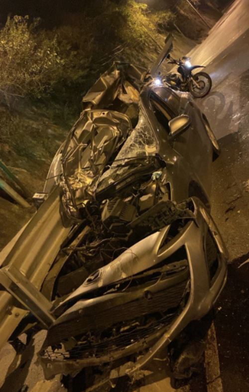 El automóvil quedó destrozado tras el accidente. (Foto: PMT)