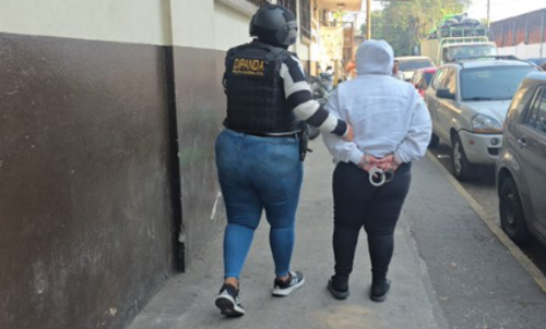 La mujer deberá enfrentarse a la justicia para esclarecer su situación penal. (Foto: PNC)