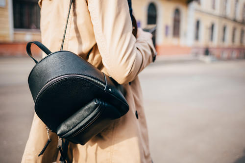 Entre los accesorios básicos para una mujer está una mochila clásica. (Foto: Shutterstock)