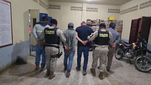 Los capturados carecían de permisos y documentación para la tala. (Foto: PNC)