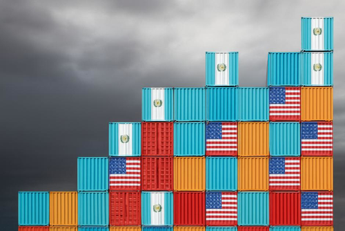 Las exportaciones guatemaltecas cerraron 2025 con un crecimiento del 7.1%. (Foto: CanvaAI/Soy502)