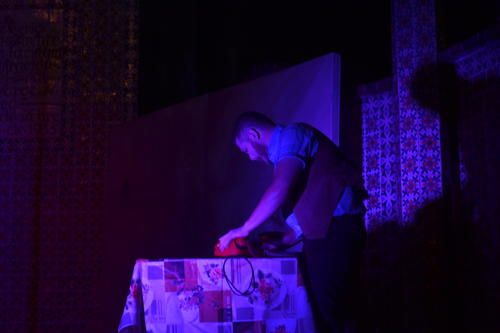 Según se cuenta un joven intentó llamar a la policía para denunciar los ruidos que escuchó. (Foto: Cortesía compañía El Duende del Ático)