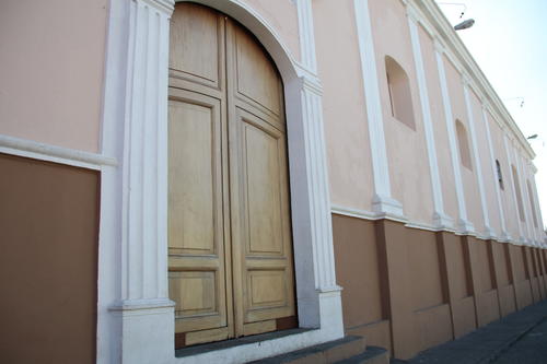 En la puerta lateral sobre la 1a calle, es donde se escuchan los lamentos. (Foto: Héctor Gómez/Colaborador)