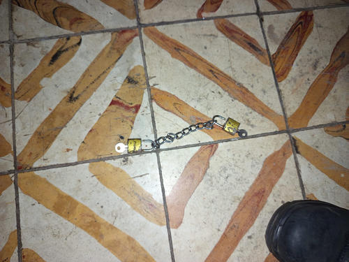 Una cadena fue encontrada en los pies del fallecido. (Foto: Bomberos Municipales)