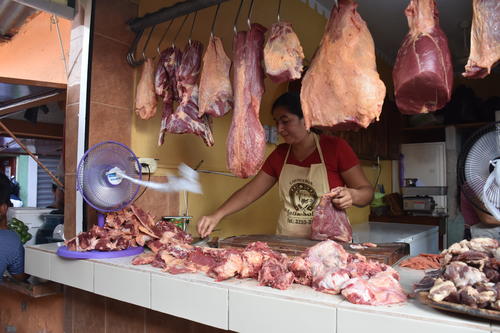 Se recomienda a los vendedores usar mascarilla, guantes, gabacha y botas de hule para mejorar los controles de calidad. (Foto: Archivo)
