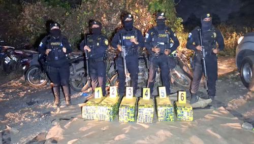 Cocaína localizada en un doble fondo de un picop. (Foto: PNC)