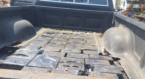 Cocaína localizada en un doble fondo de un picop. (Foto: PNC)